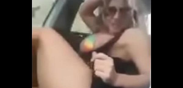  chica baila dentro del carro